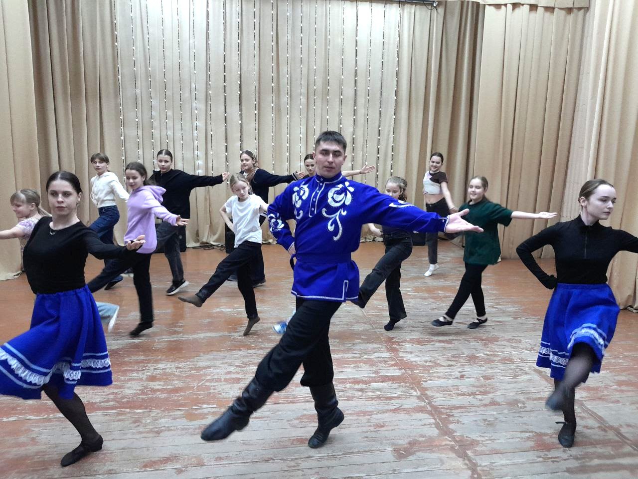 В Счастливцево прошёл мастер-класс по русскому народному танцу
