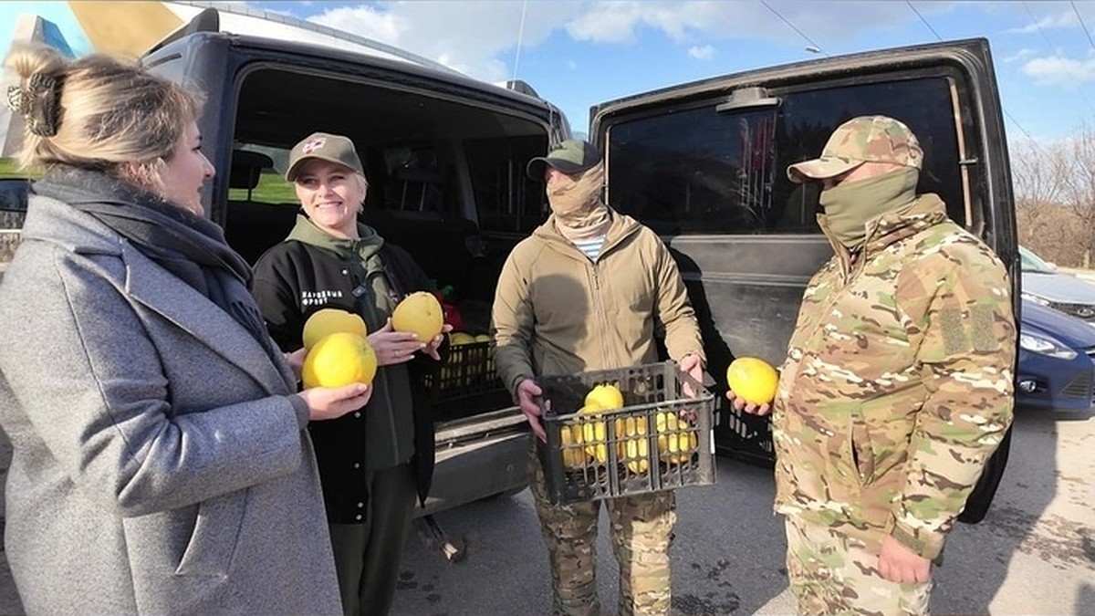 Партию гигантских лимонов передали из Крыма бойцам в зону СВО