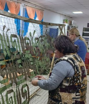 В Богдановском сельском клубе работники культуры плетут маскировочные сети