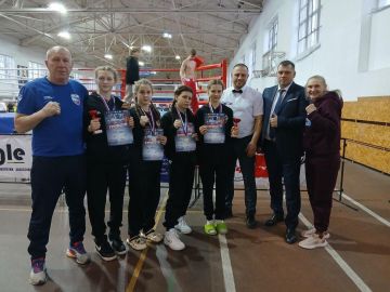 Пять золотых медалей и командный успех: новокаховские кикбоксеры с триумфом вернулись из Симферополя