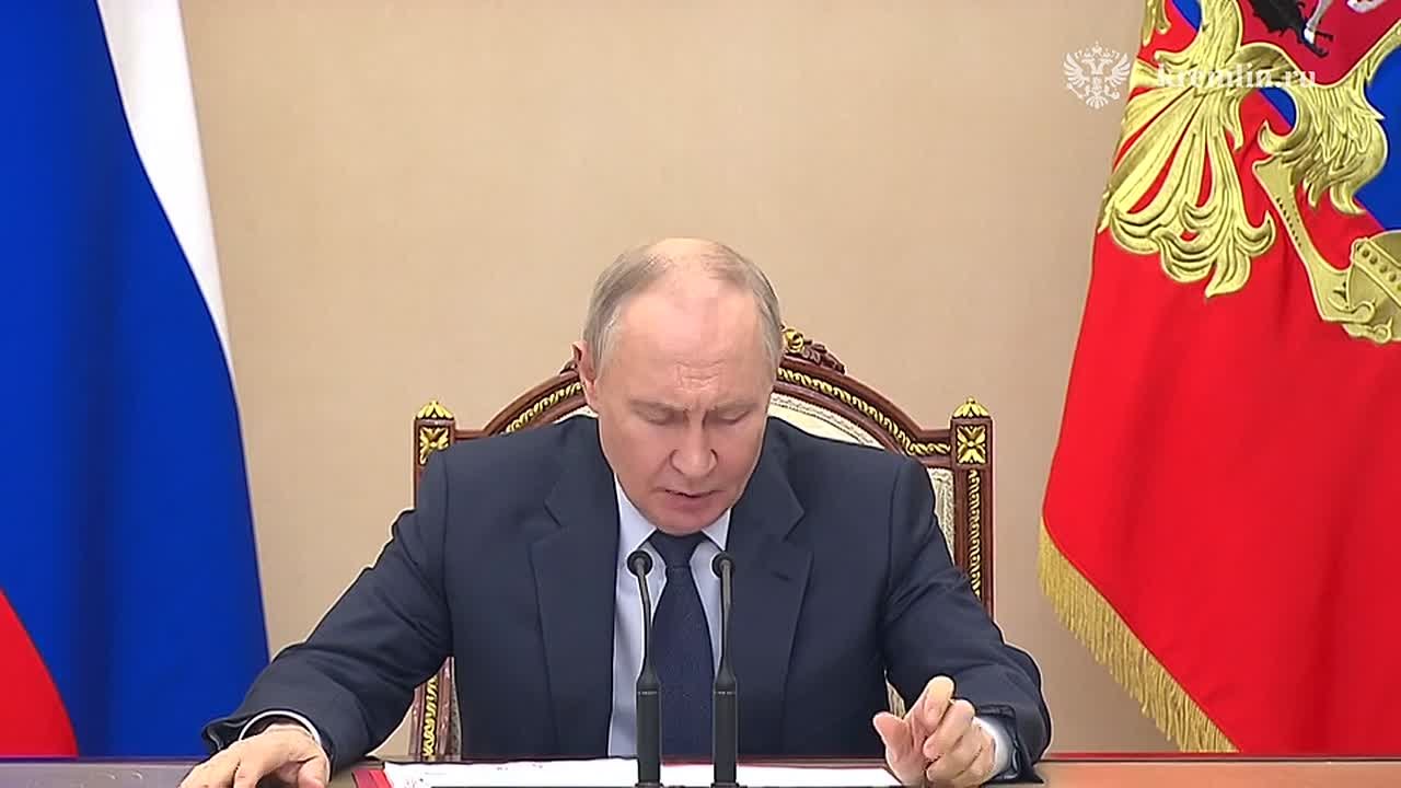 Президент провёл оперативное совещание с постоянными членами Совета Безопасности