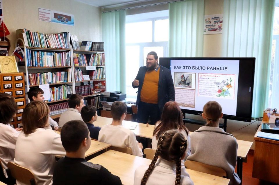 В преддверии праздника День защитника Отечества Херсонский областной художественный музей и юные таланты города Геническ объединили свои усилия в проведении акции «Нарисуй открытку Защитнику»