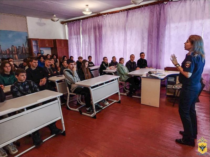 В Херсонской области полицейские продолжают цикл занятий по кибербезопасности школьников