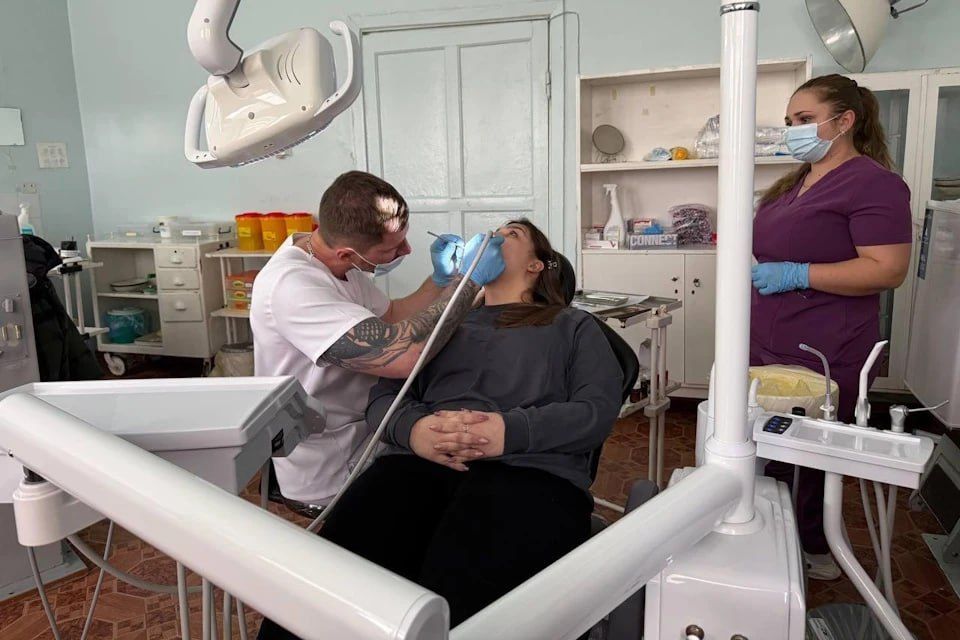 Стоматологи из Адыгеи приняли больше 100 пациентов Херсонщины за неделю