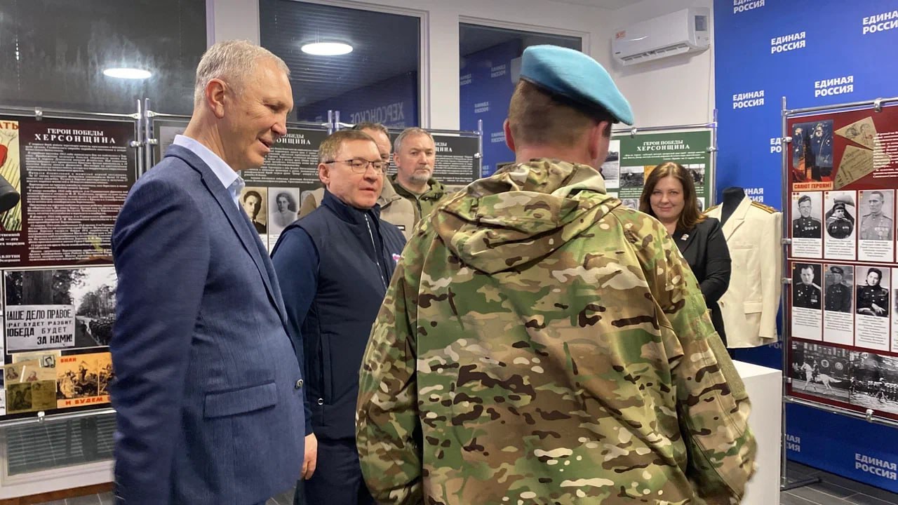 В преддверии Дня памяти воинов-интернационалистов сотрудник министерства культуры Херсонской области Татьяна Шандра провела экскурсию по выставке "Герои Победы