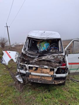 В результате удара беспилотников по пассажирскому микроавтобусу в районе села Малокаховка есть пострадавшие среди мирных жителей