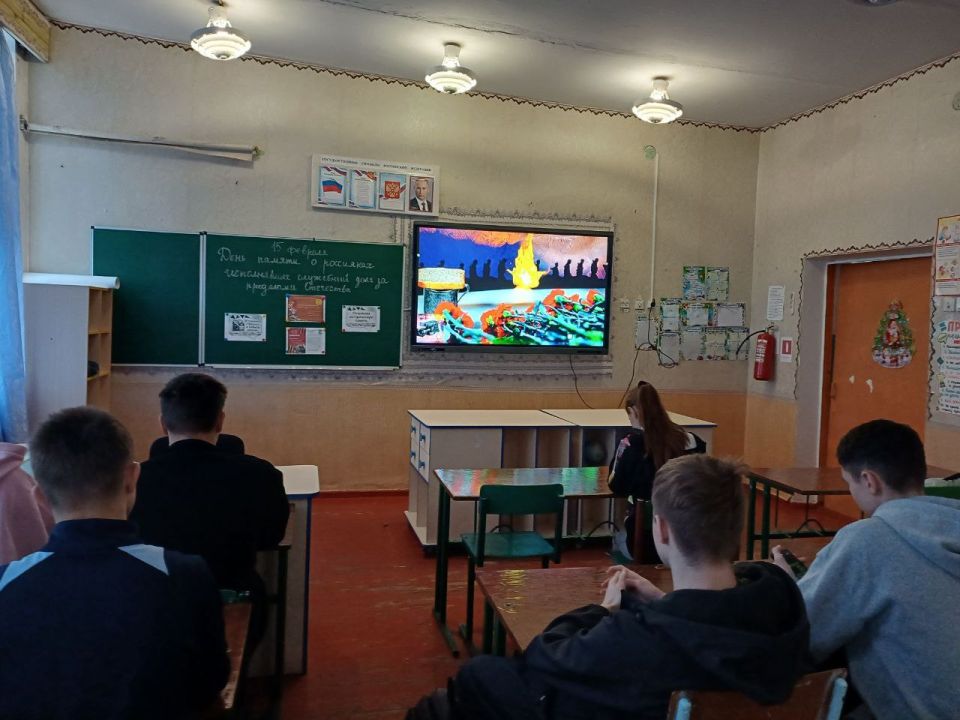 В ГБОУ ХО "Новоалександровская школа Нижнесерогозского района" классным руководителем, учителем географии был организован тематический видеолекторий «Пока мы помним – мы живём!», приуроченный ко Дню памяти воинов -...