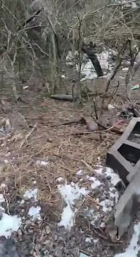 Уничтоженный бронеавтомобиль Хамви с «мангалом» и размытая сельская дорога