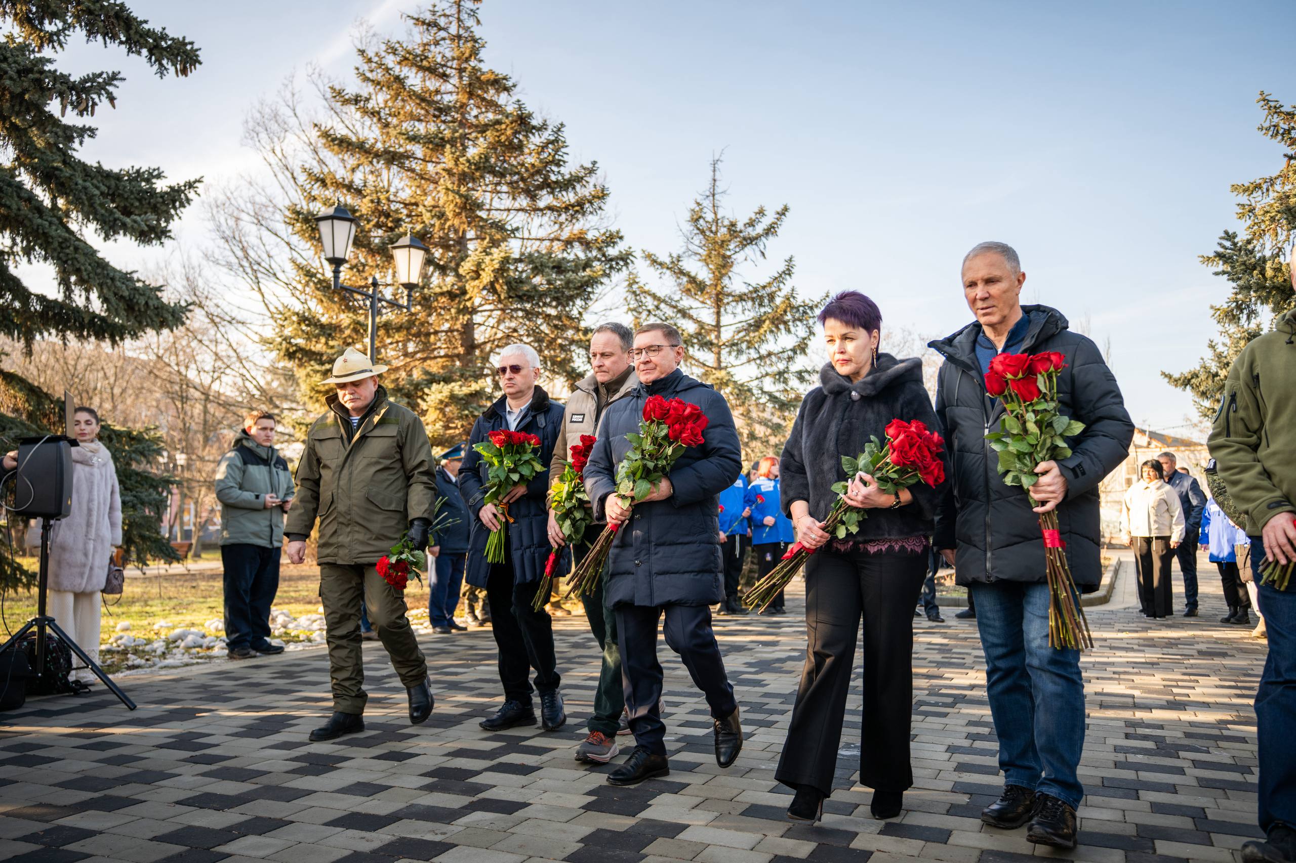 В Херсонской области с секретарем Генсовета Единой России Владимиром Якушевым и секретарем регионального отделения партии, губернатором региона Владимиром Сальдо поздравили с Днём памяти воинов-интернационалистов ветеранов