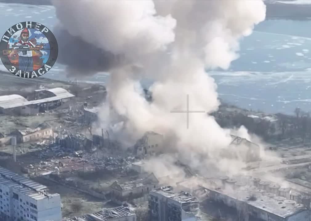 Два ФАБ-500 стёрли с лица земли бывшее здание винзавода в н.п. Весёлое на Херсонском направлении