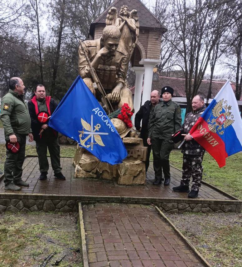 В День памяти воинов-интернационалистов секретарь первичного отделения Партии, села Сергеевка, атаман Юрий Степанович Мачульский совместно с казаками возложил цветы к памятнику воинам-афганцам