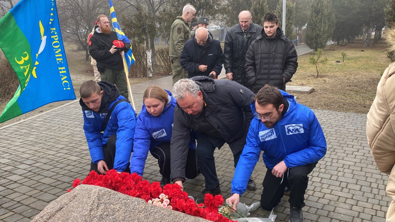 В День памяти о россиянах, исполнявших служебный долг за пределами Отечества в Геническе ветераны, депутаты областной Думы и местного совета от «Единой России», молодогвардейцы почтили память погибших...