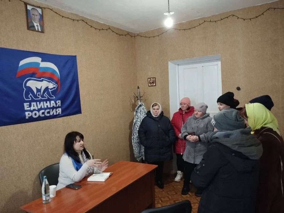 Прием граждан в селе Семеновка провела депутат Каховского Совета депутатов от партии «Единая Россия» Наталья Колесник