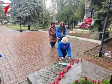 Первые Скадовского округа возложили цветы к мемориалу