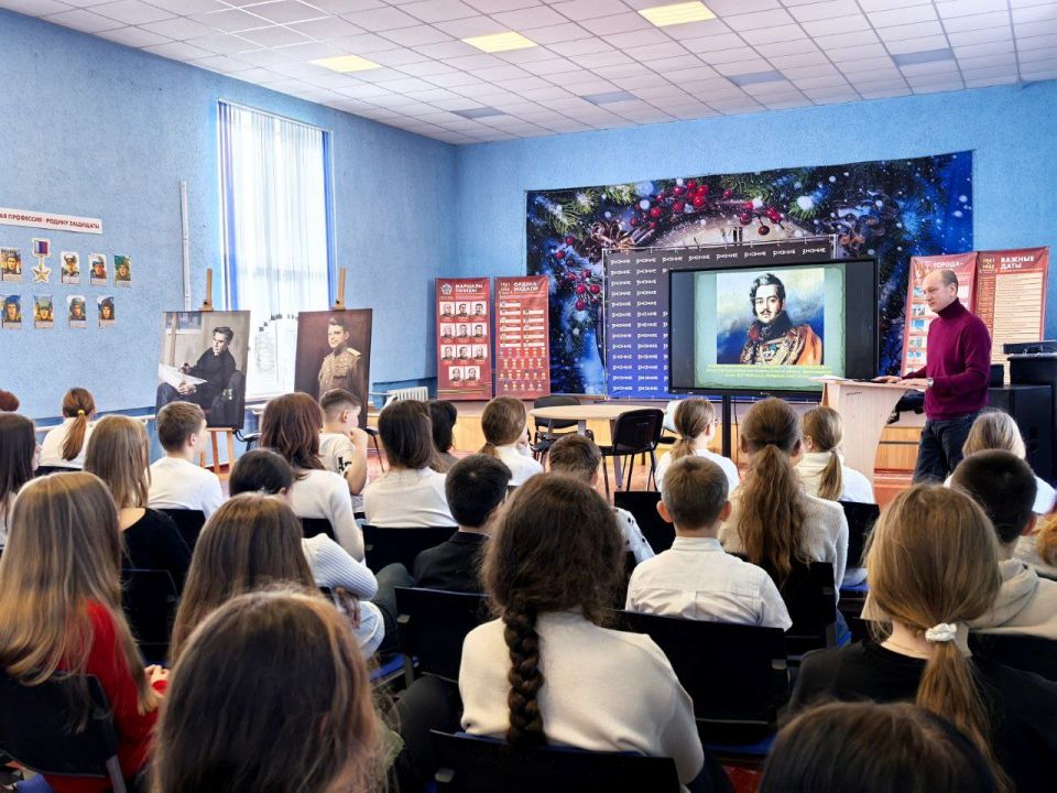 В преддверии очень важного праздника для нашей страны – Дня Защитника Отечества, Херсонский областной художественный музей идет в гости к школьникам с выставкой «От героев былых времён до героев СВО»