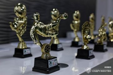 #U13 Фотографии с церемонии награждения участников первого этапа турнира Объединённого чемпионата по футболу "Содружество" среди детей 2013-2014 годов рождения (U-13) можно посмотреть в альбоме ВКонтакте!