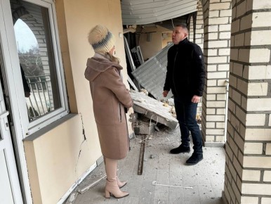 Единая Россия включилась в помощь пострадавшим от прилёта украинского дрона в Голопристанский комплексный центр социального обслуживания населения