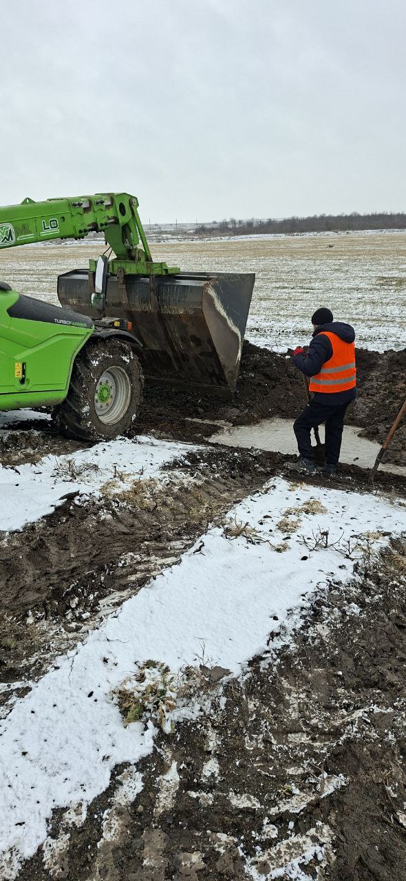 Проводятся работы по отводу воды в Петровке