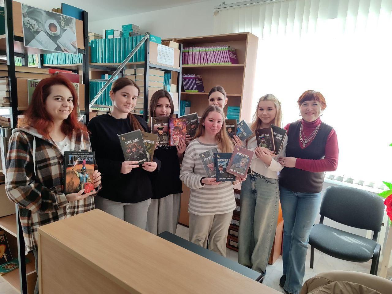 Дарите книги с любовью: студенты Генического медколледжа поддержали общероссийскую акцию