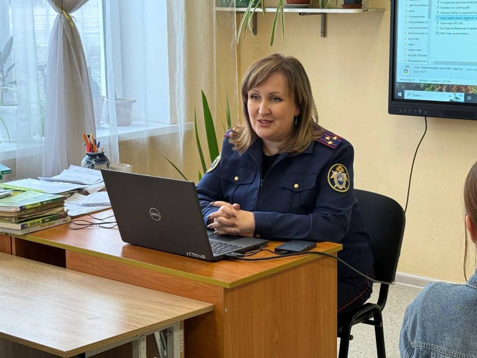 Офицер следственного управления СК России по Херсонской области провел занятие для школьников