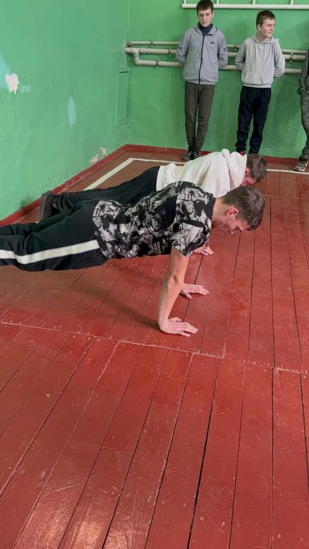 В преддверии праздника Дня защитника Отечества, который отмечается 23 февраля, в ГБОУ ХО "Верхнесерогозская школа Нижнесерогозского района" были проведены спортивные соревнования среди учащихся 8-11классов