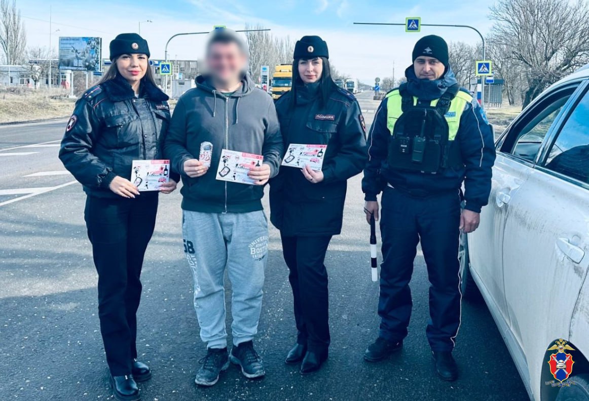 В Херсонской области в преддверии Дня защитника Отечества госавтоинспекторы поздравили мужчин с наступающим праздником