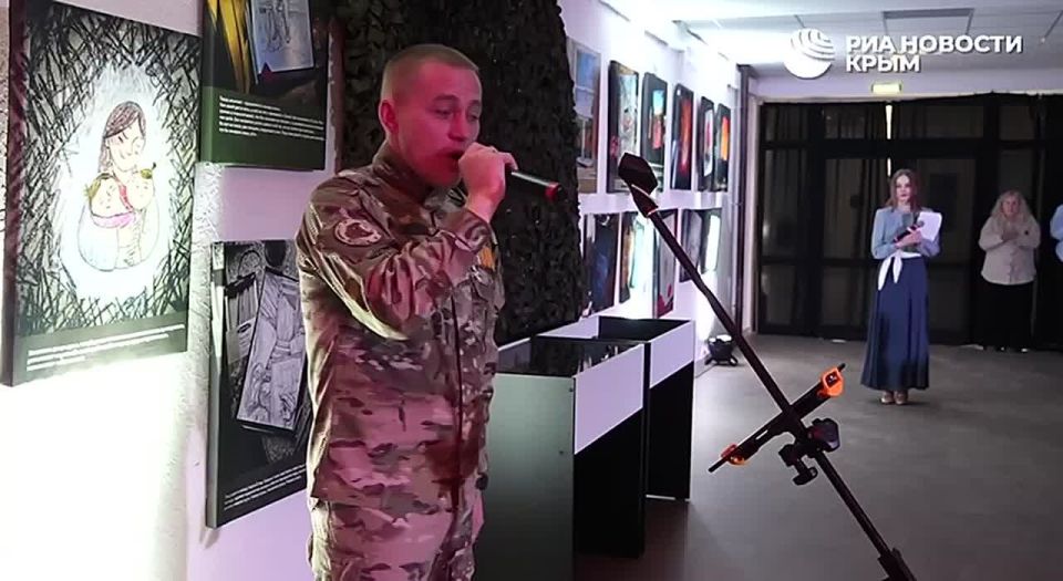 Аплодисменты, песни и восхищенные взгляды – как прошло открытие выставки "Фронтовой альбом" в Севастополе