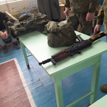 Демонстрация сборки и разборки оружия прошла в Рубановской школе накануне Дня защитника Отечества