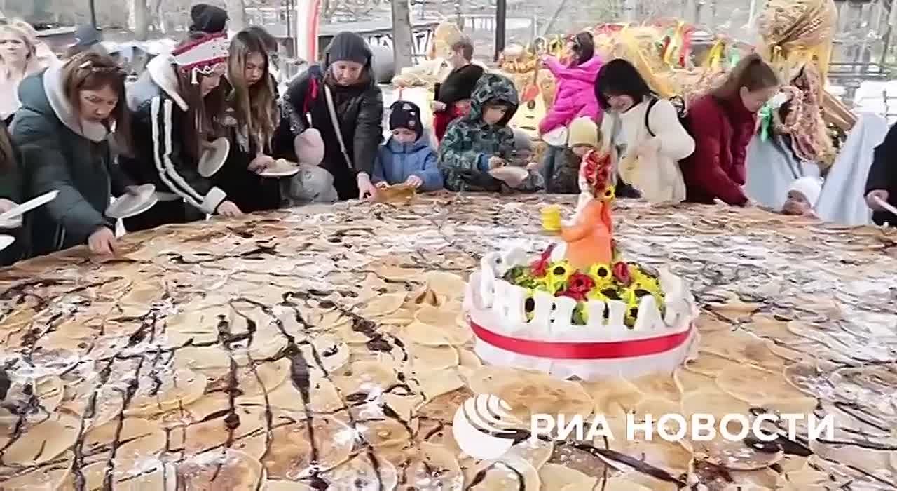 "Царь-блин" рекордных размеров испекли в Бахчисарайском парке миниатюр