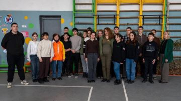 Школьники Генического района продолжают плести маскировочные сети для защитников Отечества