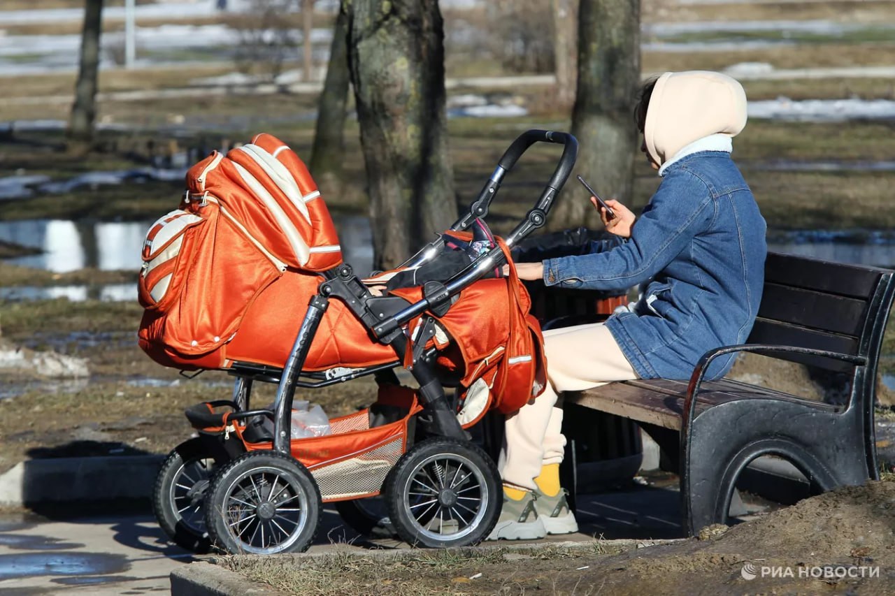 Путин подписал закон о критериях сохранения ежемесячного пособия многодетным семьям