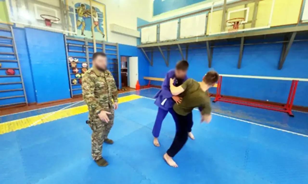 Сотрудники Росгвардии в преддверии Дня защитника Отечества провели урок мужества для школьников Новотроицкого округа