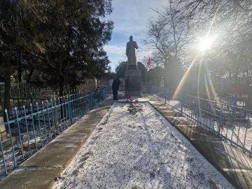 Сотрудники природного парка «Джарылгач» привели в порядок обелиск