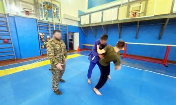 Сотрудники Росгвардии в преддверии Дня защитника Отечества провели урок мужества для школьников Новотроицкого округа