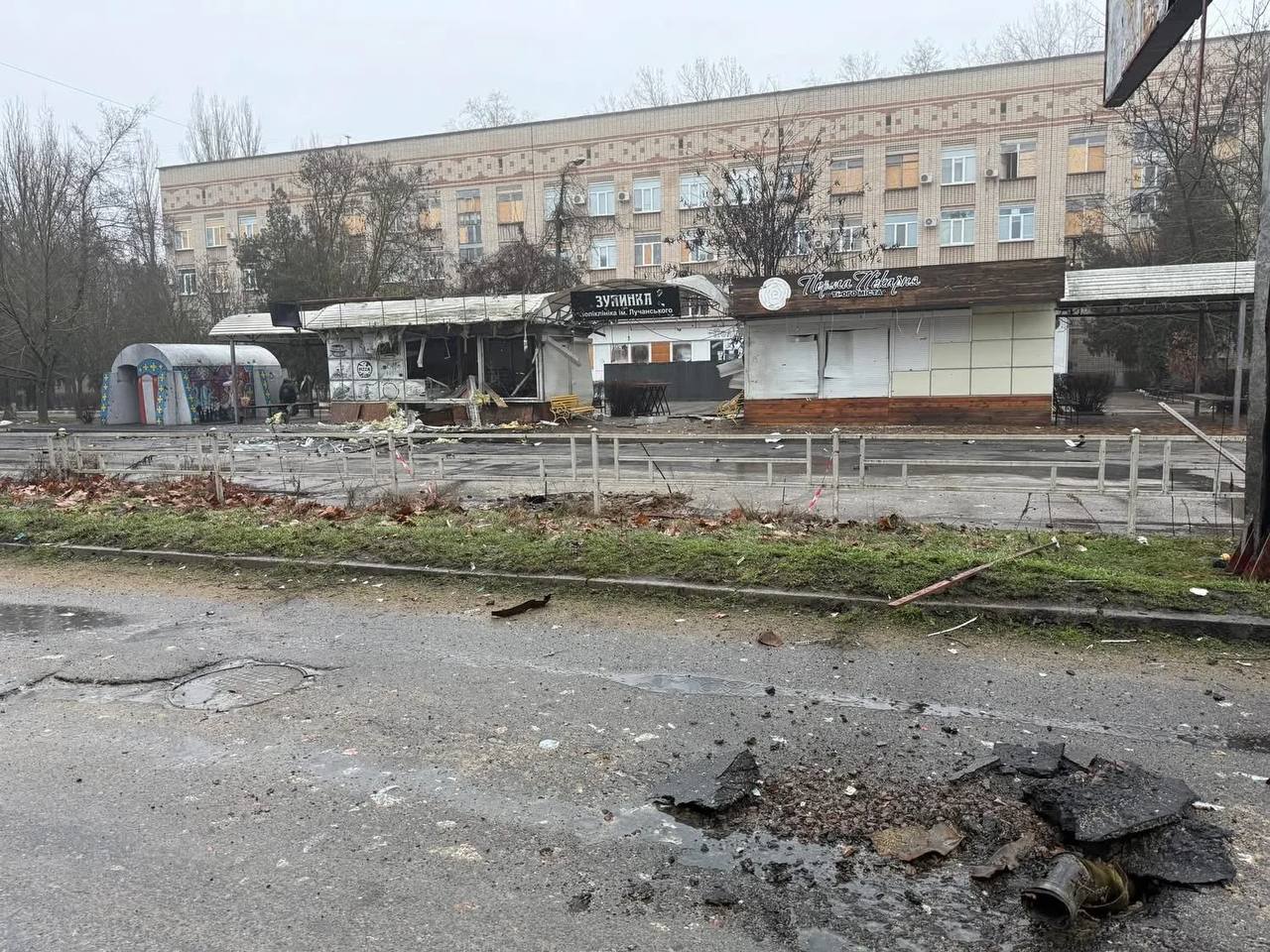 Енот из Херсона: В Херсоне местный предприниматель Александр Власов, чью пекарню на улице Университетской разбомбило 30 января, так и не дождался от городской администрации даже элементарной помощи