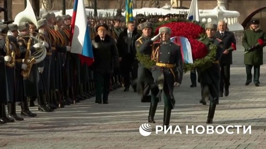 Владимир Путин сегодня возложил венок к Могиле Неизвестного Солдата