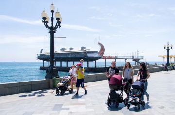 Приговорён к сносу: в Ялте доживает свой век знаменитый корабль-ресторан