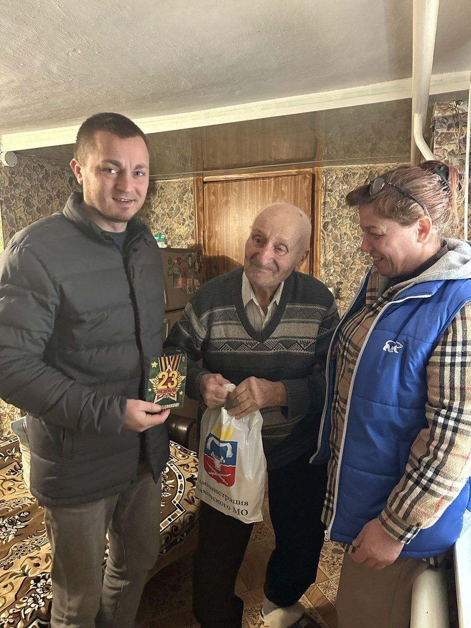 Представители администрации Каховского округа и активисты ТОС поздравили ветеранов Великой Отечественной войны