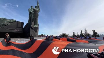 Молодежь растянула 200-метровую георгиевскую ленту в центре Донецка к 23 февраля