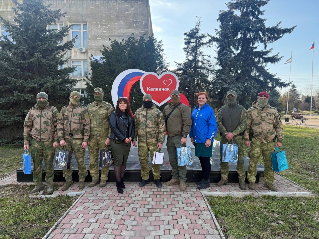 Военнослужащих Росгвардии, военной полиции и сотрудников ГИБДД на блокпостах поздравили представители Единой России в Каланчакском округе
