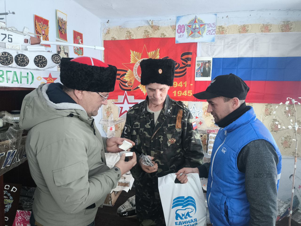 Атаман ХКО «Ольгинское» Горностаевского МО совместно с активистами «Единая Россия» поздравили с Днём защитника Отечества Старейшину ХКО «Константиновское» Горностаевского МО Николая Лещенко