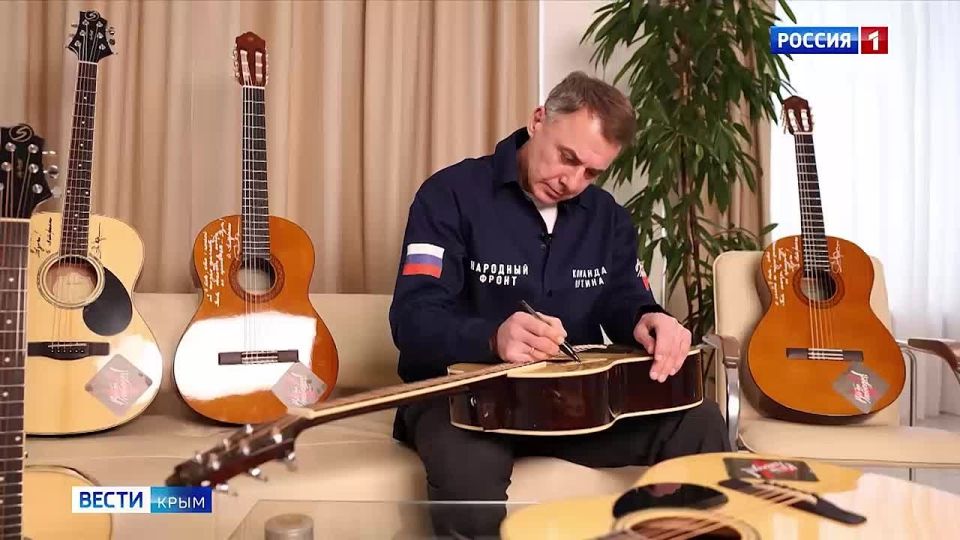 Военнослужащий из Крыма получил в подарок гитару от известного российского актёра Игоря Петренко