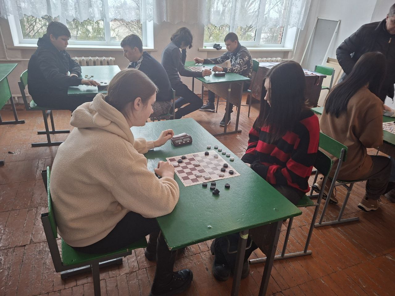 24 февраля в Нижних Серогозах прошло открытое первенство ГБУ ДО ХО "Спортивная школа #4 «Скиф» по шашкам среди юношей и девушек, приуроченное ко Дню защитника отечества