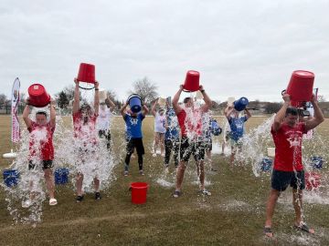 «Быть здоровым — это модно»: Геническ присоединился к международной акции с обливанием
