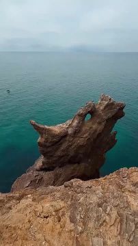 В Балаклавском районе Севастополя, всего в 15 км от города раскинулся легендарный мыс Фиолент - древнейший вулканический массив Крыма, возраст которого превышает 150 миллионов лет