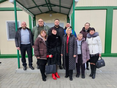 Участники отчетного партийного клуба по направлению «Здоровое будущее» народной программы ознакомились с работой нового ФАПа в Надеждовке