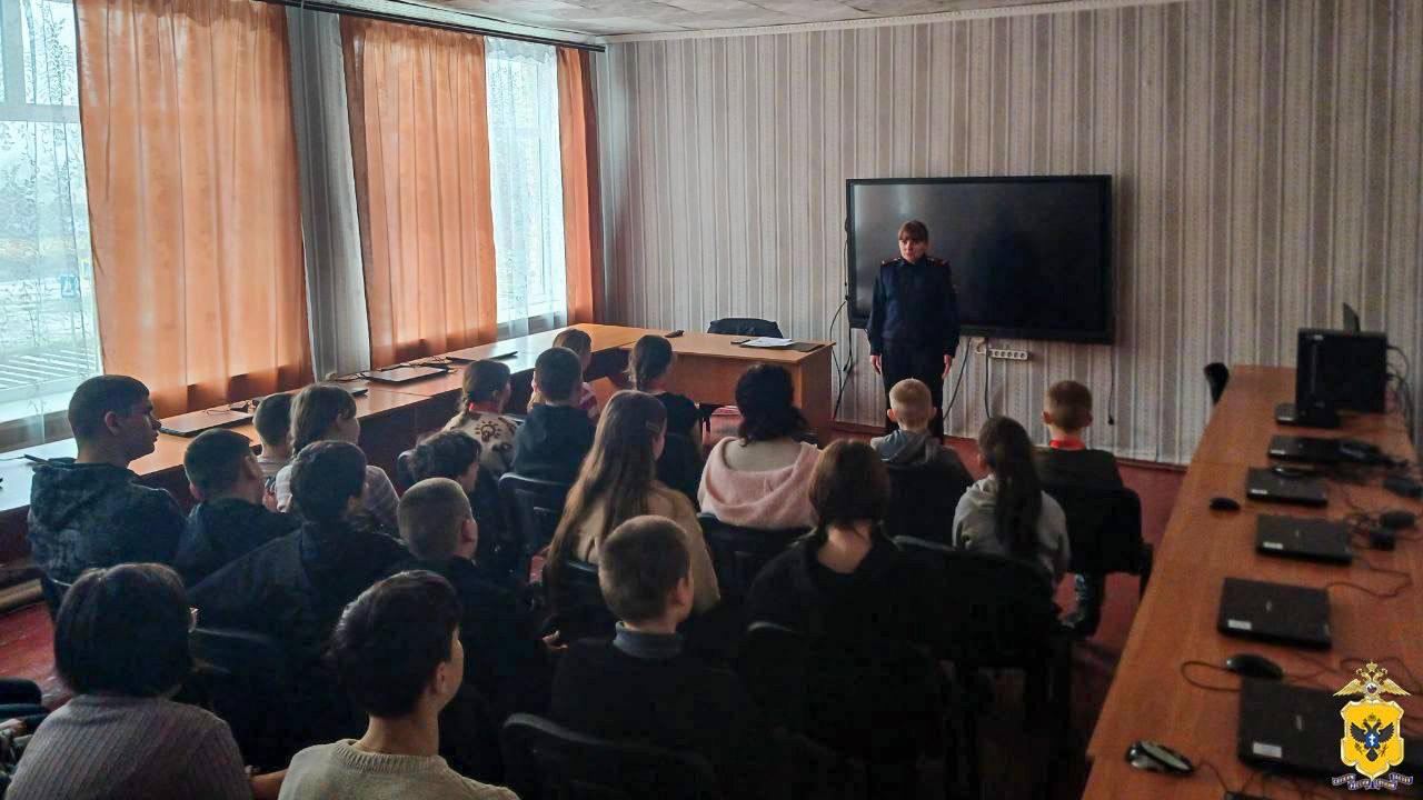 В Херсонской области сотрудники полиции продолжают цикл мероприятий по антидропперству для старшеклассников