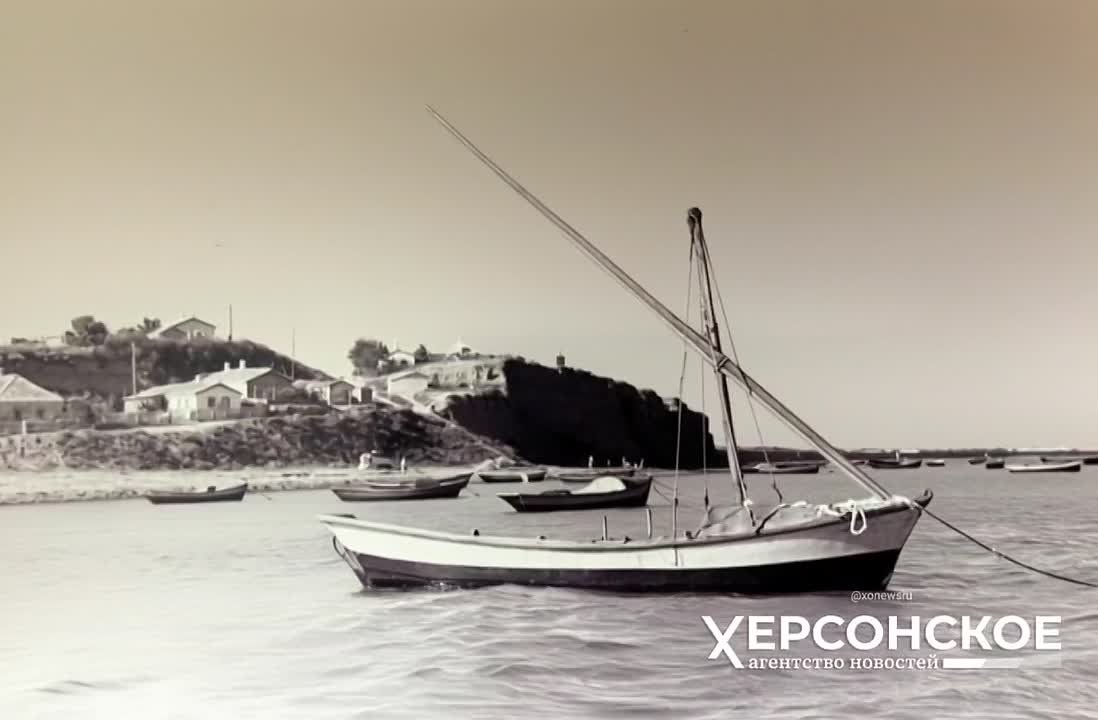 Лодки еще не ушли на лов, море гладкое, и вокруг тишина