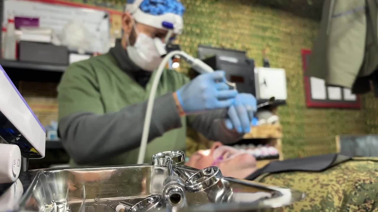 Гражданские стоматологи-волонтёры оказывают квалифицированную стоматологическую помощь военнослужащим группировки «Днепр» в Херсонской области