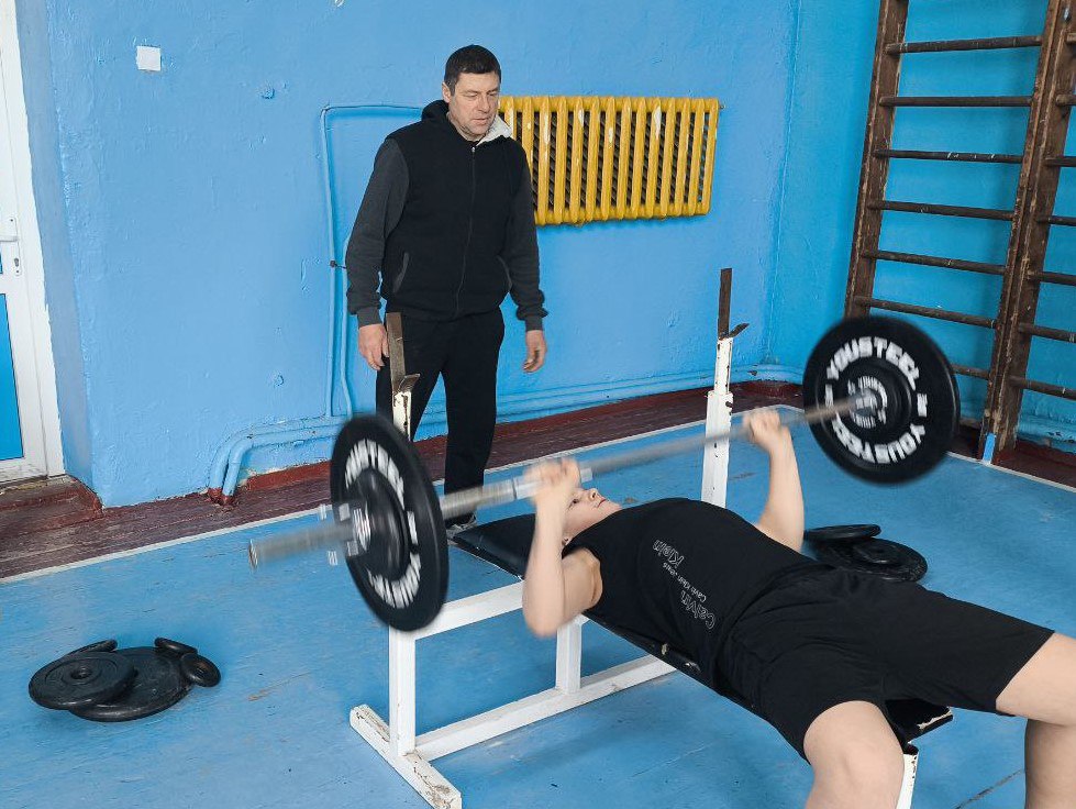 Сила, мужество: в Великолепетихском округе прошли соревнования по народному жиму, посвященные Году единства народов России